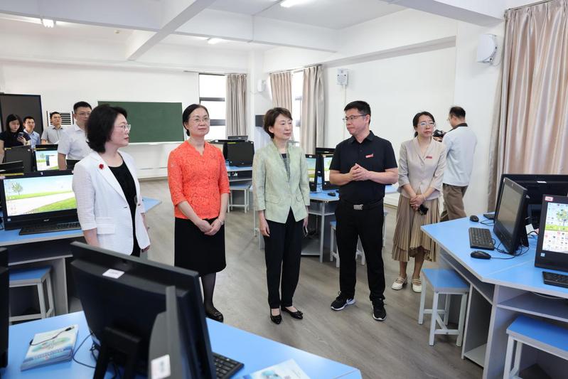 市领导卢秀萍莅校调研特殊教育工...