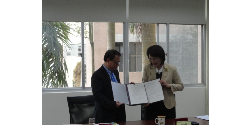 屈广清校长与景文科技大学洪久贤校长签订合作意向书