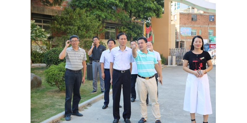 校党委书记朱世泽一行考察泉州师院附属丰泽小学,丰泽区教育局局长黄队强陪同。
