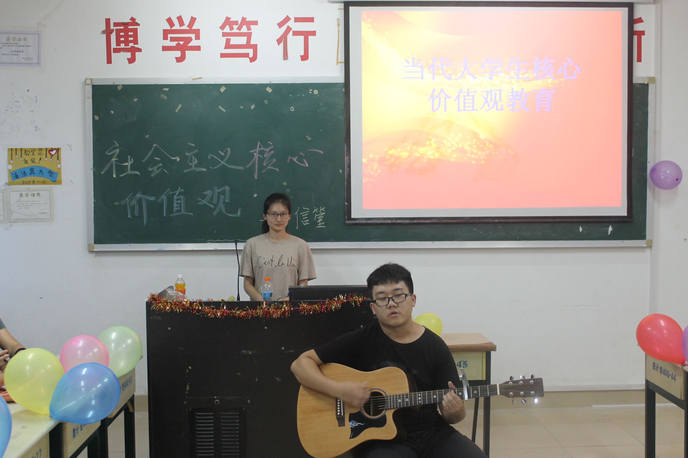 忆红色岁月,抒爱国情怀――“纪念中国人民抗日战争胜利70周年”之班团日活动