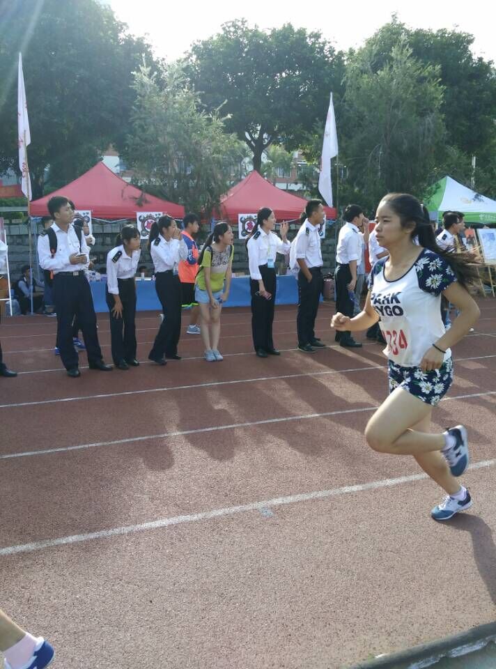 驰骋八百,载誉归来 ――我院刘倩获学生女子甲组八百米决赛冠军