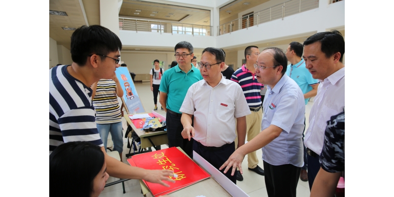 屈校长在研究生报到处指导工作