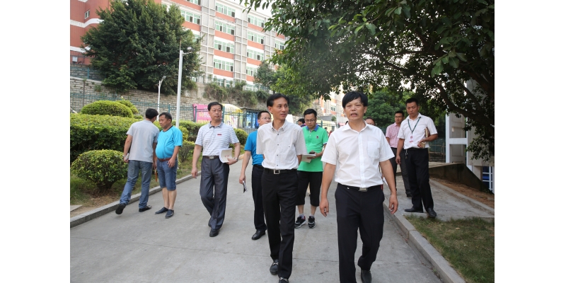 朱世泽书记带队检查校园环境卫生