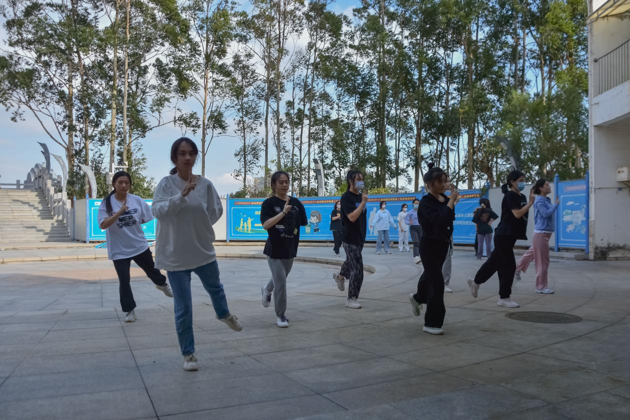 舞动大好青春之姿,彰显新时代青年风采——记教育科学学院学生参与排舞大赛训练