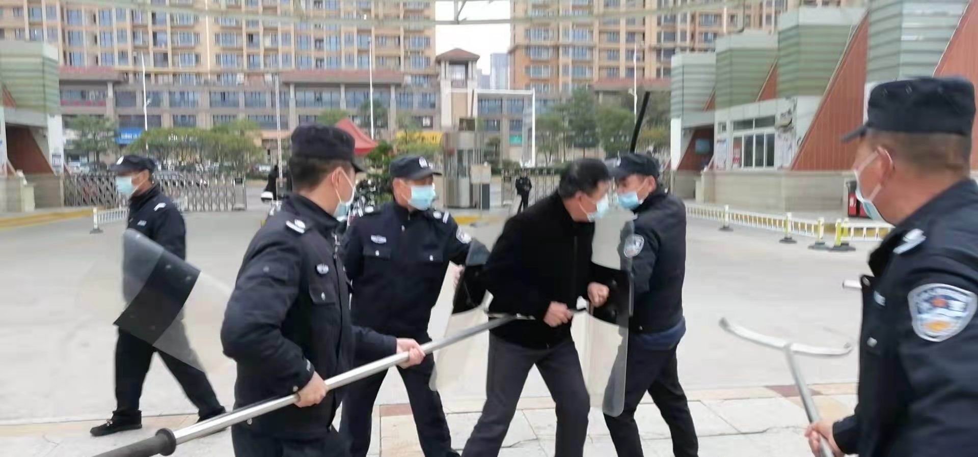 旺角暴乱案警司出庭作证：被砖砸后脑缝4针 两指骨折_新闻频道_中国青年网