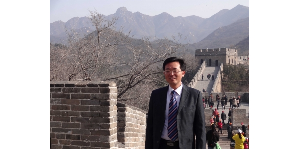 苏明强：全国基础教育教师培训专家 苏明强，泉州师范学院教育科学学院小学教育专业副教授，泉州师范学院附属尊道小学（筹）校长。现为教育部特殊教育学校数学课程标准审议组专家，教育部“国培计划”高端研修项目小学数学“种子教师”，东北师范大学、首都师范大学“国培计划”培训专家，福建省小学数学学科带头人培养基地首席专家，福建省首批基础教育教师培训专家，荣获福建省第七届高等教育教学成果一等奖，曾应邀在首届华人数学教育会议上作专题发言。 他长期致力于小学数学教学研究，研究成果得到国内同行专家认可，曾受邀在北京、天津、江苏、甘肃、新疆、吉林、海南、内蒙古等20多个省、市、自治区“国培计划”、学科带头人和骨干教师等教师培训中授课或作专题报告。