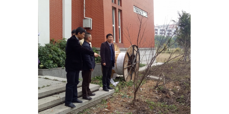 副校长杨晓翔带队巡查校园