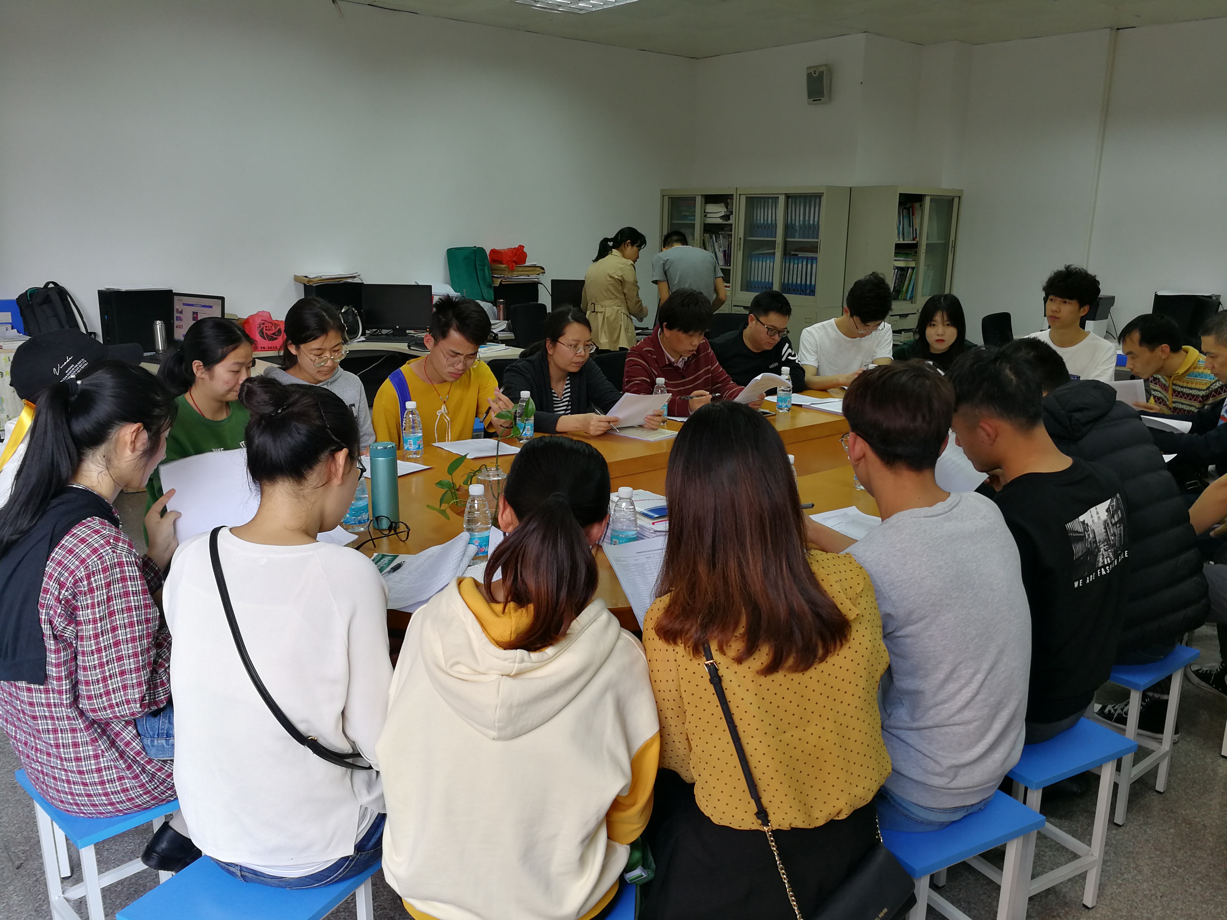 计算机专业老师与学生开展教育思想大讨论互动交流