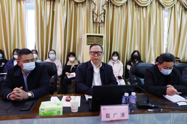 屈广清校长为商学院学生宣讲党的...