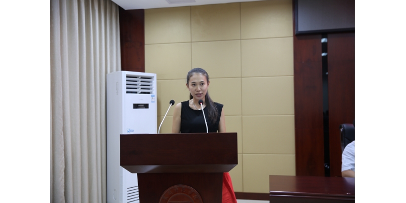 优秀教师代表，纺织与服装学院林锦坭老师发言