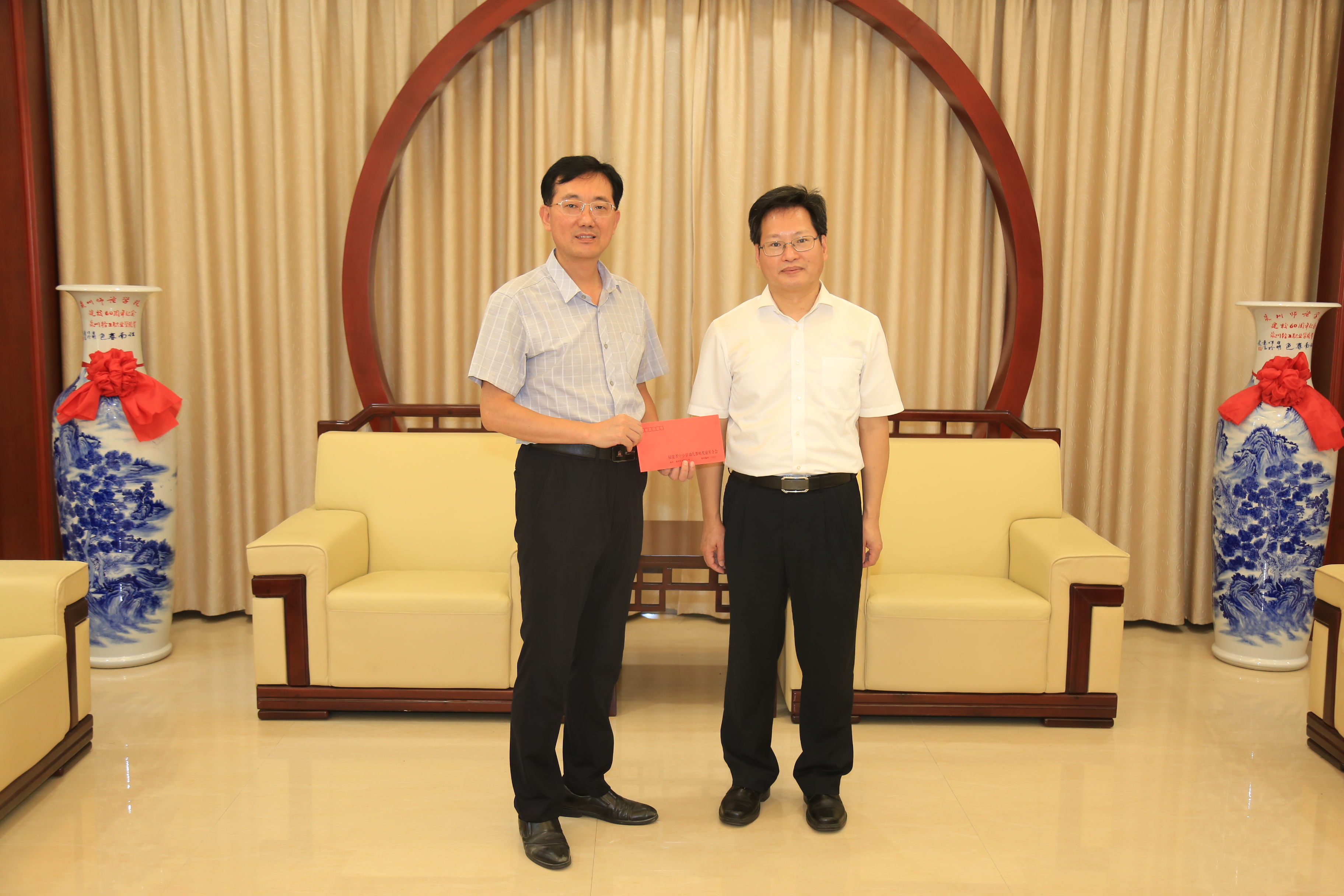 莅校督导期间,王建南慰问了优秀教师代表苏明强教授,并致以教师节问候