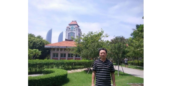 胡凌松：忠于职守，勇挑重担的好干部胡凌松，副研究员，泉州师范学院党政办公室副主任、机关党委第一党支部书记。不管是在二级学院还是校部机关，忠于职守、勇挑重担是他身上最执着的精神。担任党政办公室副主任以来，他协助主任建设了一支和谐高效的干部队伍，党政办公室已连续4年在学校机关作风和效能建设评比中获第一名。他综合协调能力强，协助完成了校党代会、董事会换届大会等一系列重大活动协调工作。他大局意识强，在主任外出学习半年期间，勇挑重任、敢于担当，统筹推动办公室高效运转。他工作作风硬，以校为家，早出晚归，勤勉敬业，忘我地投入工作。他工作深入扎实，每逢学校重要活动，都要认真协调，主动沟通，考察现场，落实细节，以精益求精的精神确保活动顺利进行。他道德品行好，真诚待人，工作中不计个人得失。