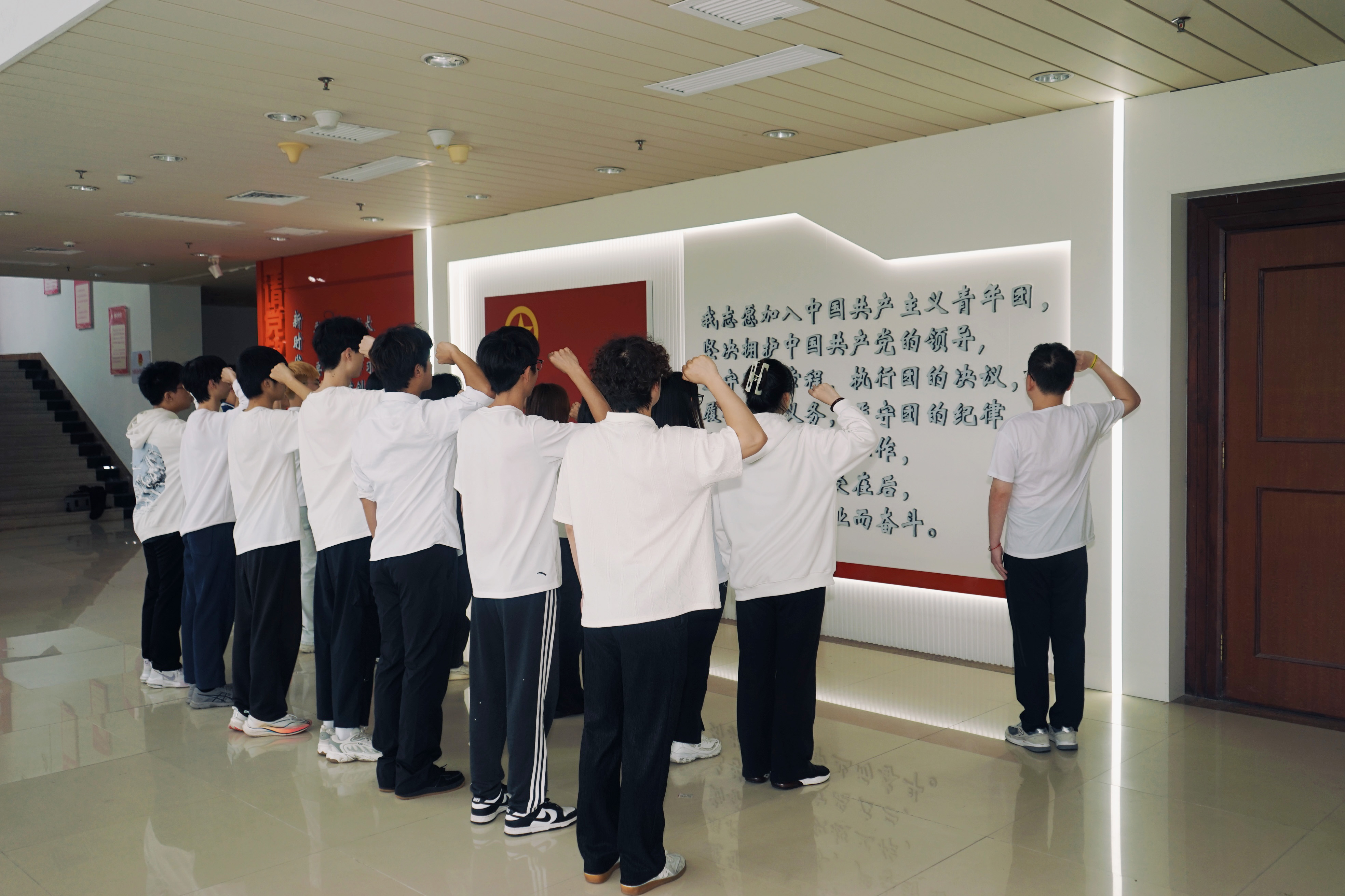 化工与材料学院团委组织开展“重温入团誓词”、“我与团旗团徽合影”团日活动