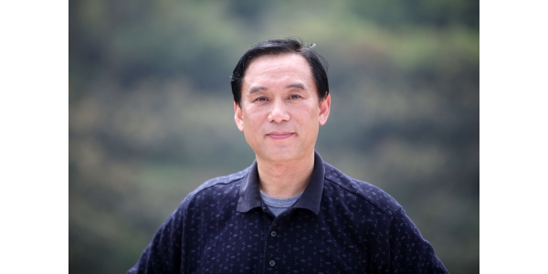 毕武胜：无怨无悔的教师情结   毕武胜，教授，中华美学学会会员，中国音乐家协会会员，泉州师范学院音乐与舞蹈学院艺术教育专业主任。他曾经有机会进入著名的专业团体，但他无怨无悔地选择了教师这个职业。他热爱学生，经常利用业余时间为学生多上课、上好课，多次带病为学生上课。他在教学中认真钻研教材内涵，理论联系实际。经常不断深入到中小学课堂听课，用课堂教学案例来诠释理论课教学内容。为了帮助学生理解一个概念，他常常不辞辛苦查阅大量相关资料，通过各种渠道掌握学科前沿信息并传达给学生。 他主持过省、校科研项目3项，发表论文20余篇（其中核心期刊论文4篇）。他积极参加地方文艺活动，曾主持市级以上大型文艺晚会20余场，为泉州文化艺术建设作出了贡献。