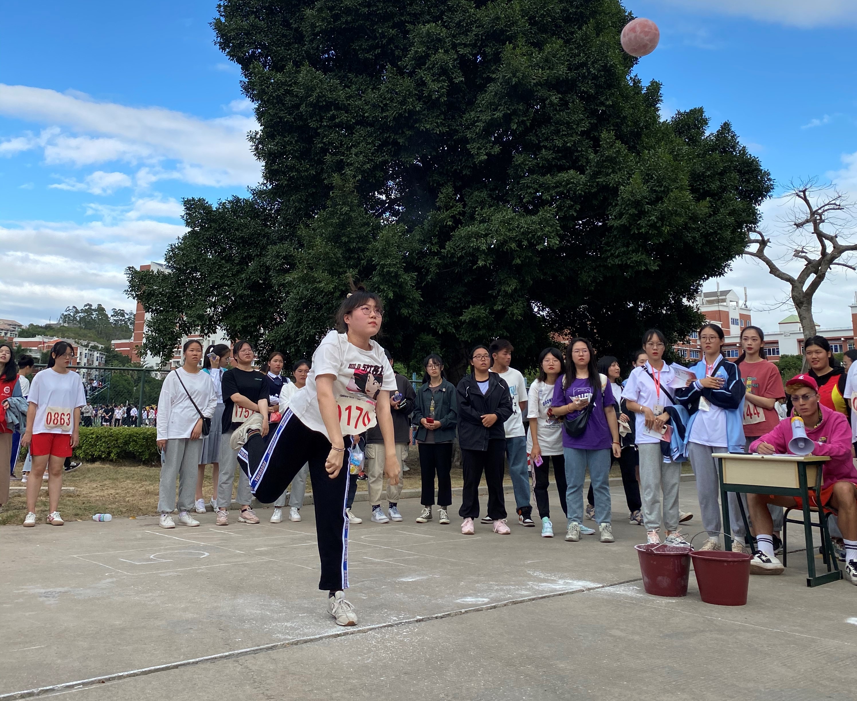 沉聚力量 奋勇一搏——记文传学院学生女子组实心球投远决赛斩获佳绩