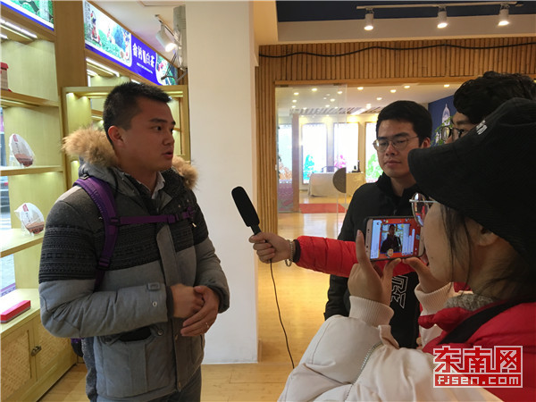 泉州师院学生直播采访讲解人员